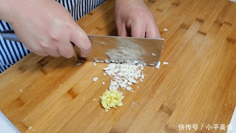 炒香菇时,不要直接就下锅,记住这一点,不放一点肉,味道比肉香