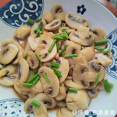 我奶奶教我的清炒白蘑菇的技巧，一定要加它才好吃