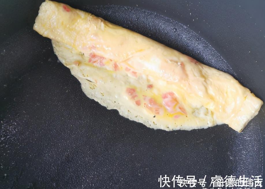 牛奶|2个鸡蛋,半杯牛奶,搅一搅煎一煎做成厚蛋烧,早餐吃营养健康