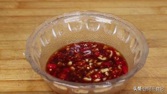 碎丁|芹菜最过瘾的吃法，淋入2个鸡蛋，不炒也不烙，出锅比吃肉还解馋