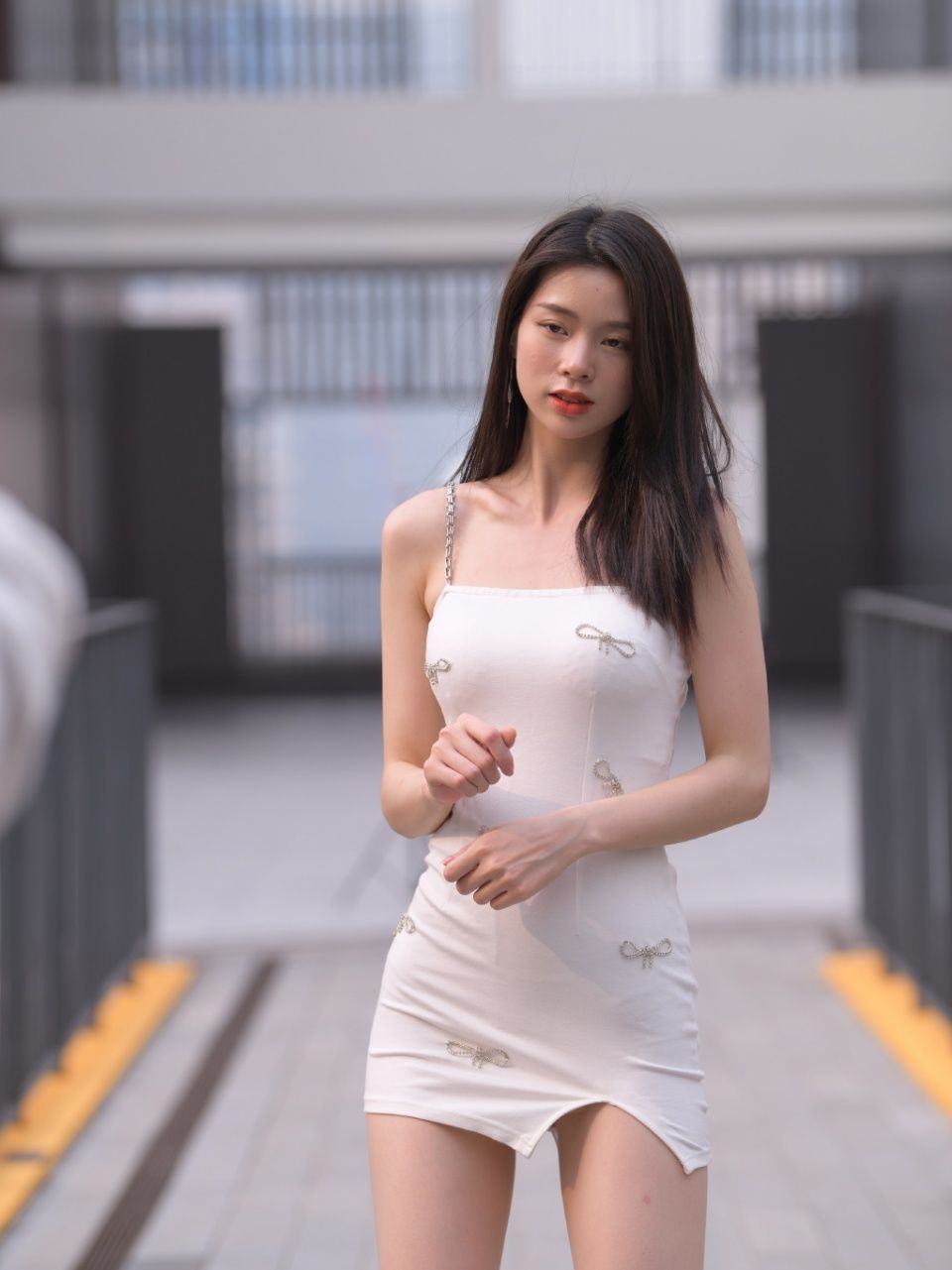 吊带裙就是这样,不仅造型清爽,还让你轻松优雅起来