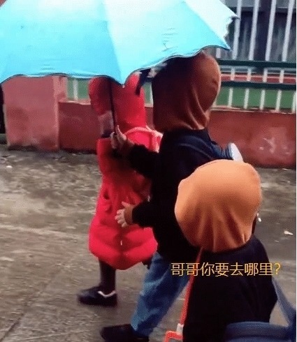 哥哥|雨天哥俩一起上学,恰巧遇到哥哥的女同学,后面的事,笑喷妈妈