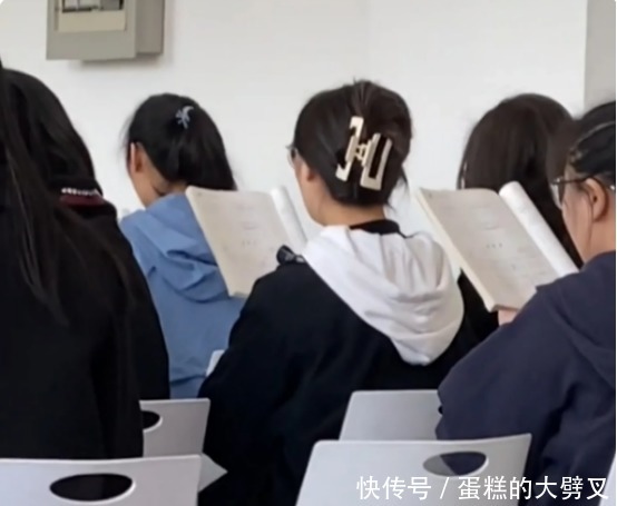 女子“发型图鉴”火了,网友看后哭笑不得:直接回到20年前