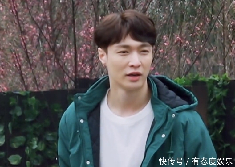 张艺兴抱装着63样东西的脸盆,何炅帮扶,结果扶了个寂寞!