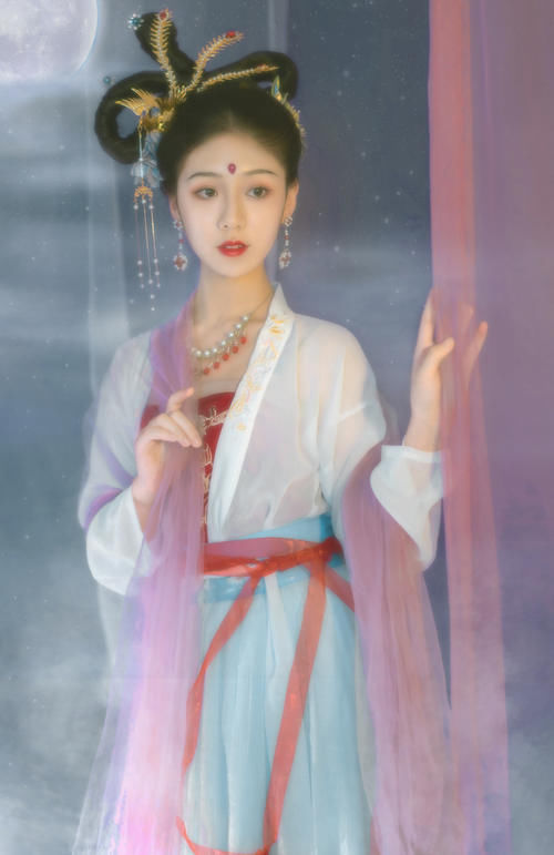  直呼|小姐姐真会玩，模仿《西游记》中的嫦娥仙子，网友直呼：太像了！