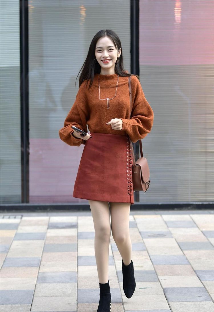 热裤 小姐姐身穿挂脖上衣,搭配牛仔热裤,发型做更很时尚