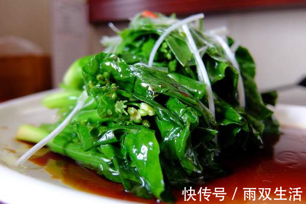 爽脆|天热多吃蔬菜,炒青菜时,不要直接下锅,学会2招,爽脆不发黑