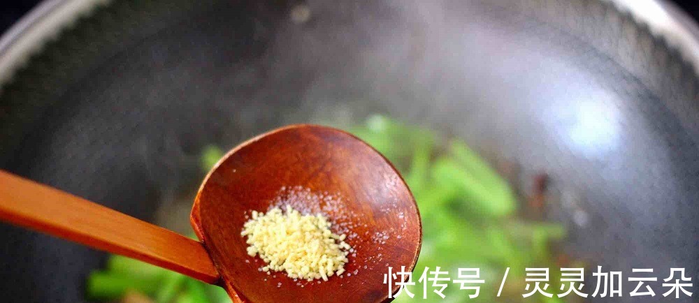 70岁大厨告诫炒菜放蚝油有讲究,牢记这一点,菜鲜又好吃!