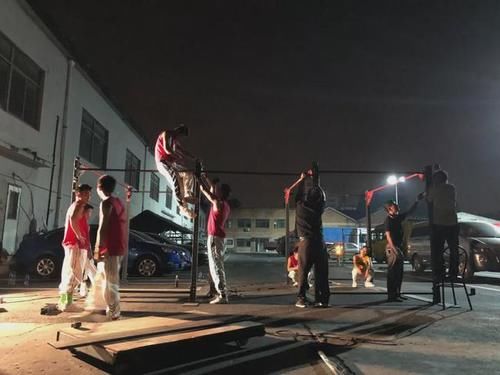 校运会|99年女生宿舍惊现8块腹肌！！3亿网友都在＂馋＂她的身子....