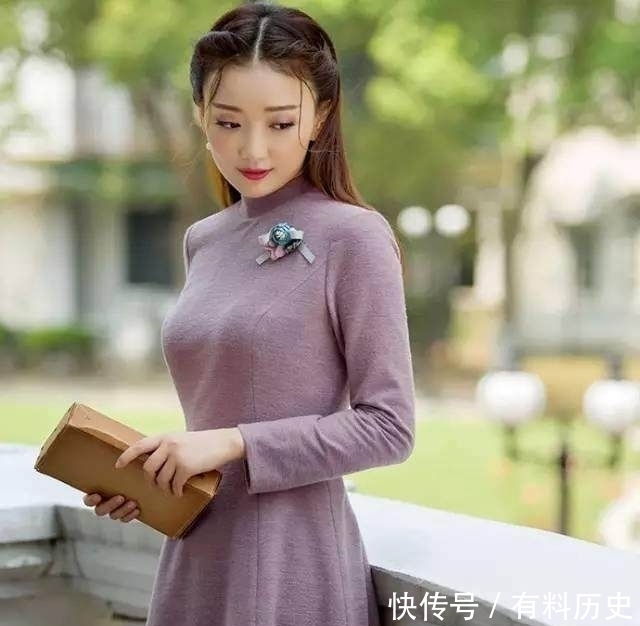 一条裸紫色的连衣裙,美女简直不要太性感!