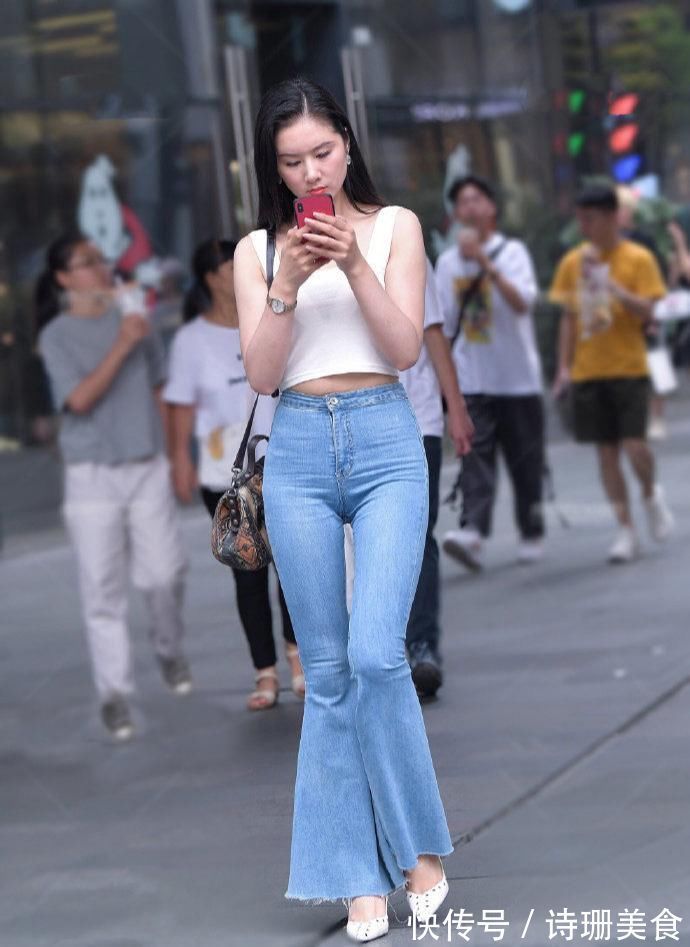 喇叭裤 牛仔喇叭裤太显身材,搭配杏色露脐背心,完美显出好身形