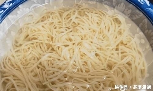 煮面条时，最忌水开下锅，大厨表哥透露“秘诀”，这样面条筋道不坨