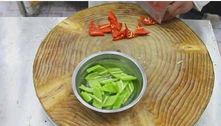 土豆片试试这个做法,肉都不放,炒出来清淡营养,家常实用