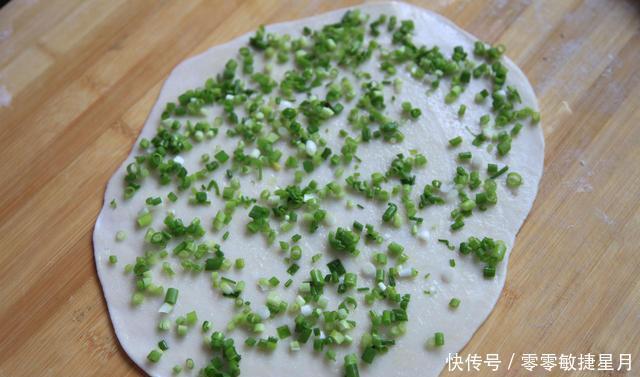 生坯|别去楼下排队买葱花饼,掌握这3个小技巧,酥脆多层,凉了也不硬