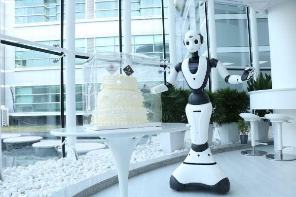 还记得那个会跳舞会说段子的方舱机器人小洪吗，她在北京一家通讯营业厅上班了