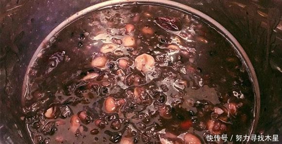 黑豆|女生經(jīng)常熬夜別忘多喝這粥,用這幾樣食材簡(jiǎn)單熬一鍋,滋補(bǔ)又養(yǎng)發(fā)!