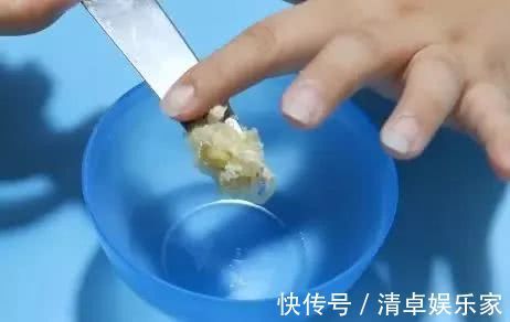 搅拌均匀|香蕉皮加上牙膏,能解决千万男性朋友的困扰,学会了受用一生!