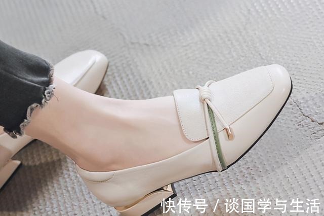 乐福鞋 凉鞋可以收起来了，这4款鞋子更适合秋天穿，舒适百搭还很时髦！