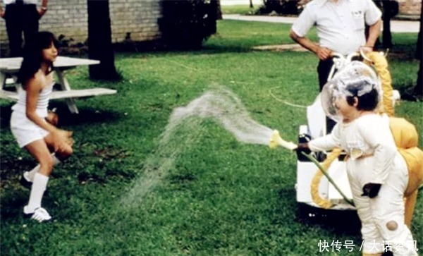 在隔离罩生活了12年的“泡泡男孩”，死亡前第一次拥抱了妈妈