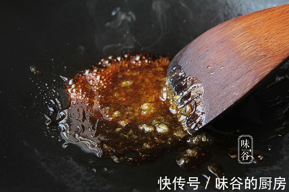 猪身上最美味的部位,和花生一起焖,鲜香营养,女人下饭男人下酒