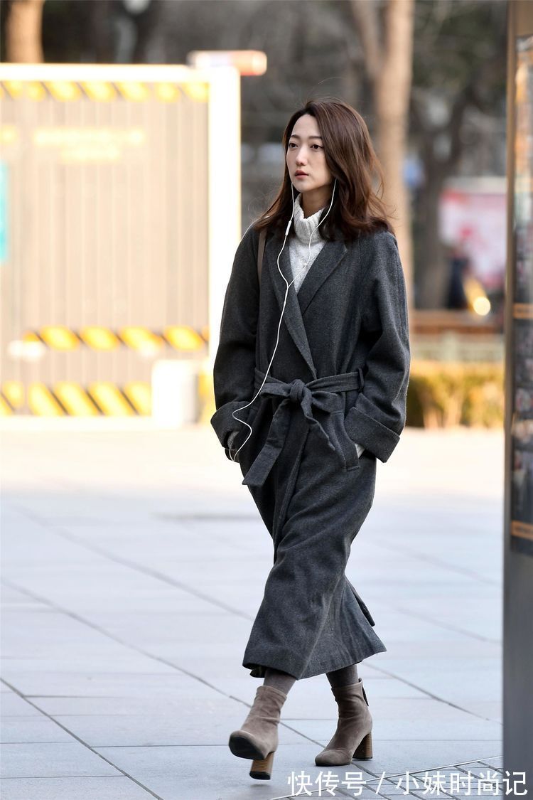 搭配 街拍:小姐姐的白色西装搭配高腰的九分西裤,更显身材的高挑!