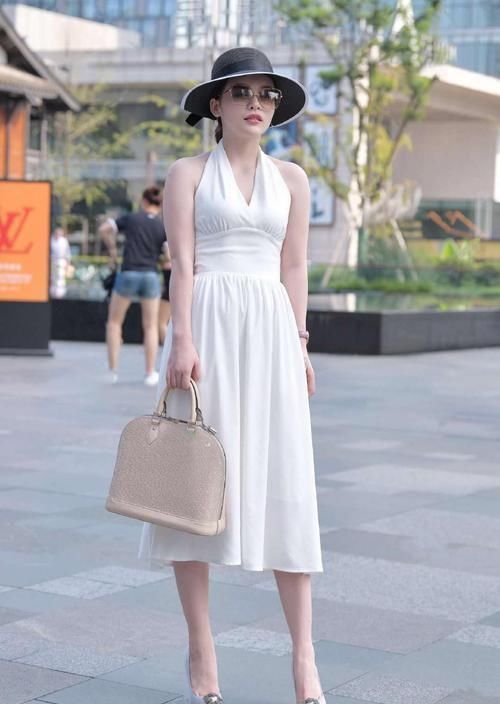 高跟鞋 1万元的奢侈白裙,贵妇穿出高级感,算不算是“白富美”呢