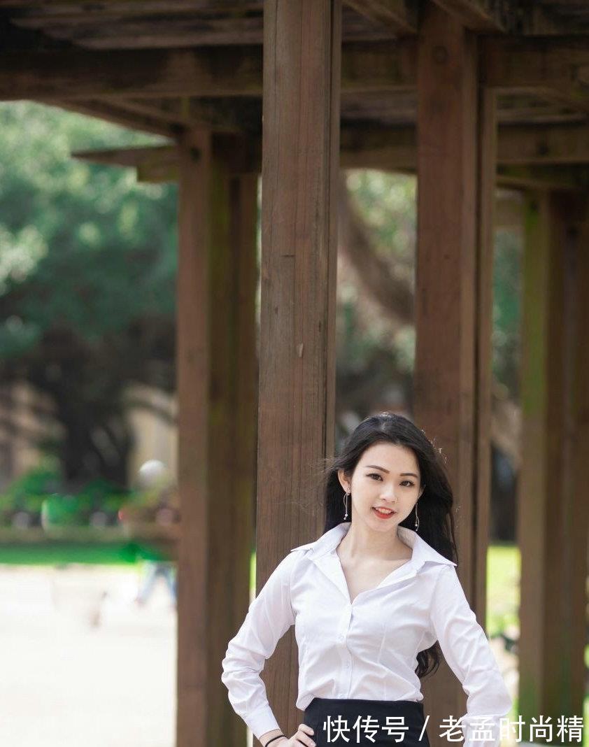 穿搭|包臀短裙搭配白色衬衫,是非常百搭的职场穿搭,简洁大方又时尚