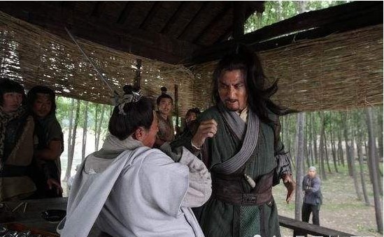 在场|林冲火并王伦时,王伦的手下都在场,为何没有人站出来阻止呢?