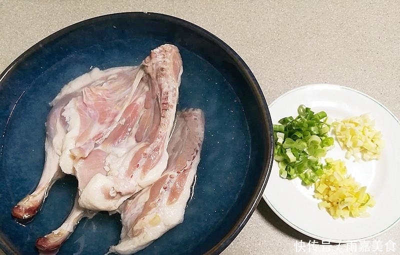 做法|别再买烤鸭了,教你简单做法,比烤鸭店更香,太馋人了