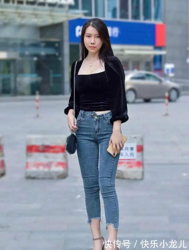 裤脚|黑色凉爽小高跟鞋搭配蓝色小裤脚打底裤,简单而又高效,还特别显瘦