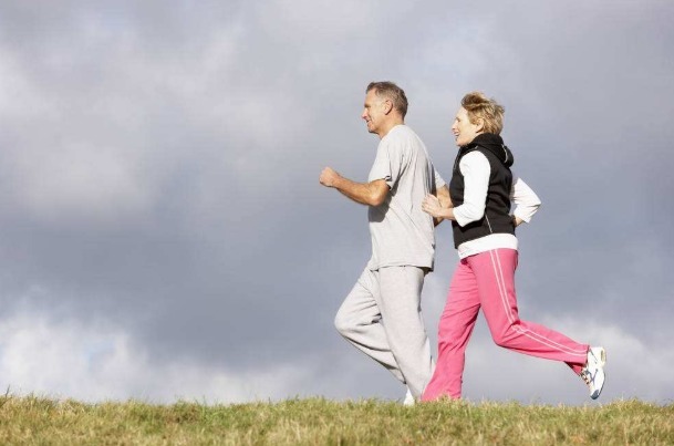 血液循|45岁大妈查出高血脂,引发脑梗,医生无奈2种素食,血脂升得快