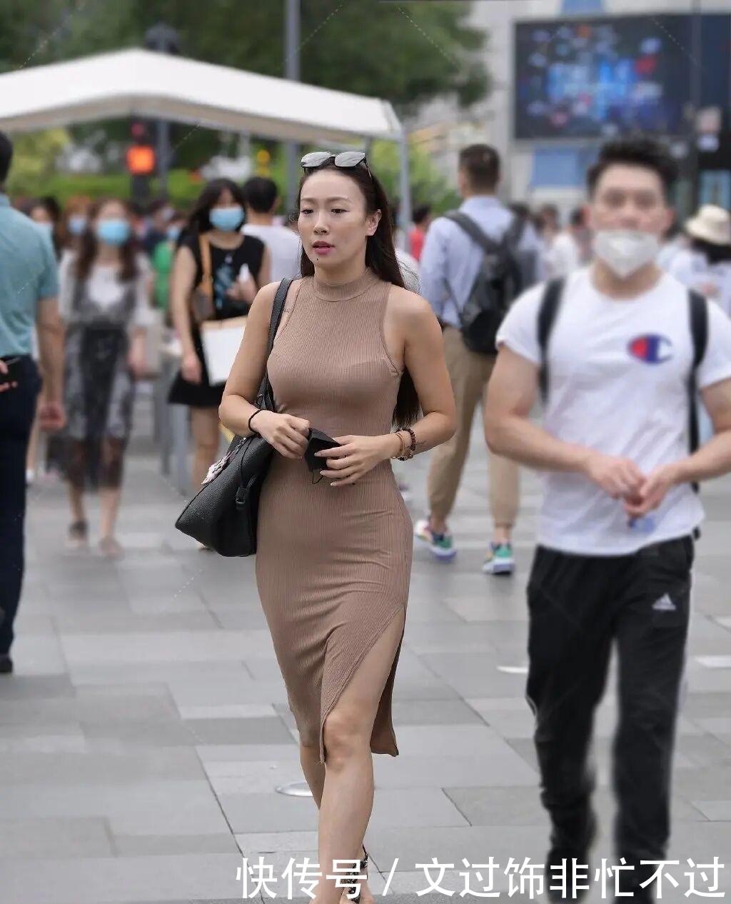 一条优雅的“针织裙”,时髦又修身,年轻女孩不可错过了!