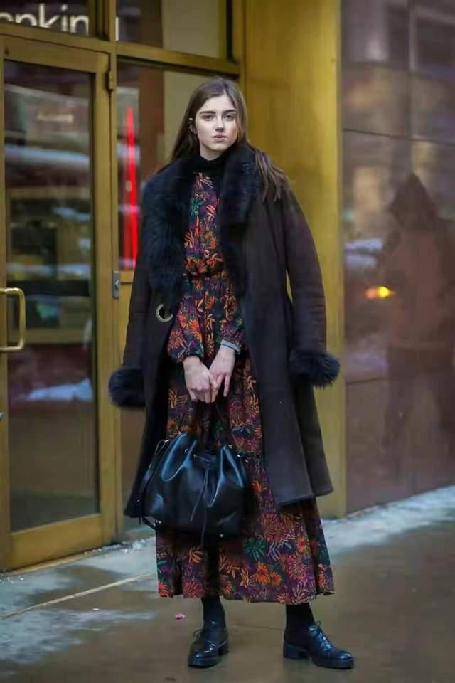  太普通|穿大衣别配阔腿裤啦，太普通！今年流行搭这3条裙子，时髦又高级