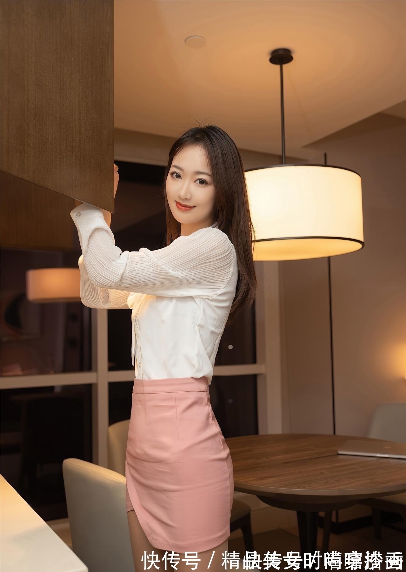 白色 简约百搭的白色衬衫,下搭一条粉色的短裙,让你变得浪漫又时髦