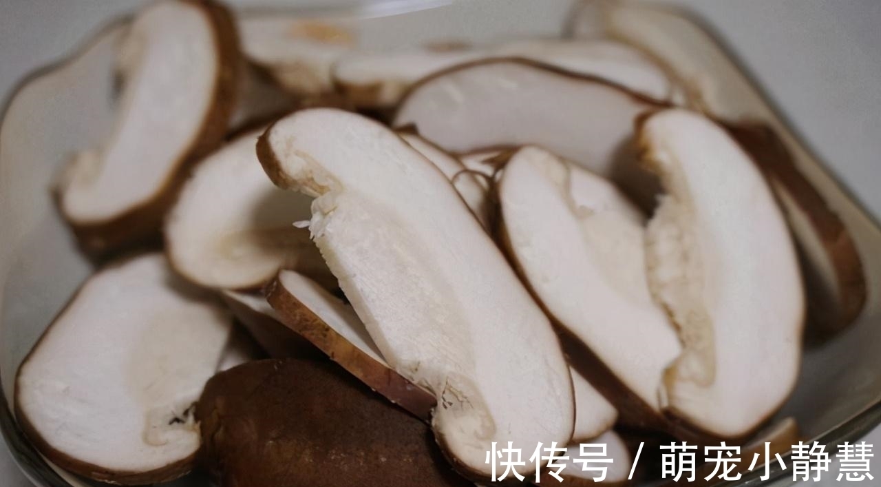 炒香菇前到底用不用焯水？厨师长教你正确做法，香菇鲜滑又营养！