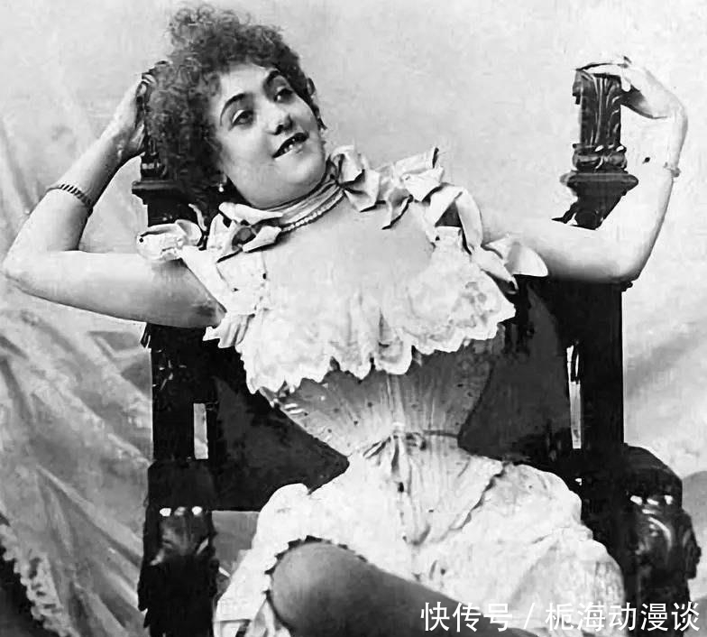 义和团|老照片:图1贴墙躲避八国联军的缠足妇女,图5丑陋审美下的洋女子