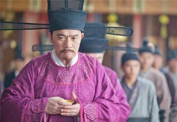  下令|皇帝偷偷在宰相衣服上烧个洞，一年后发现洞还在，下令为他开国库