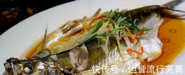 做清蒸鱼，有人用酱油有人用盐都是错的，难怪鱼肉不嫩还不香！