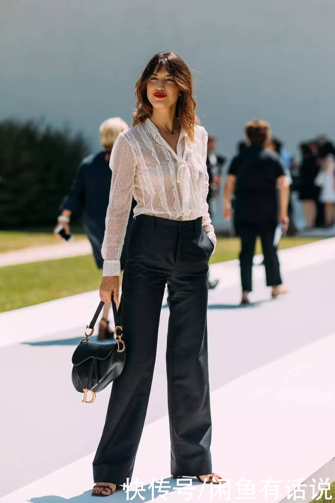 防晒衣已经过时了，今年流行“透视衫+阔腿裤”，时髦显瘦还清凉