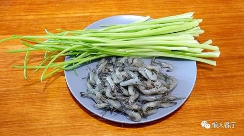 芹菜|别只会做虾仁炒西芹，将小河虾炒的酥脆，配上芹菜一起炒，还补钙