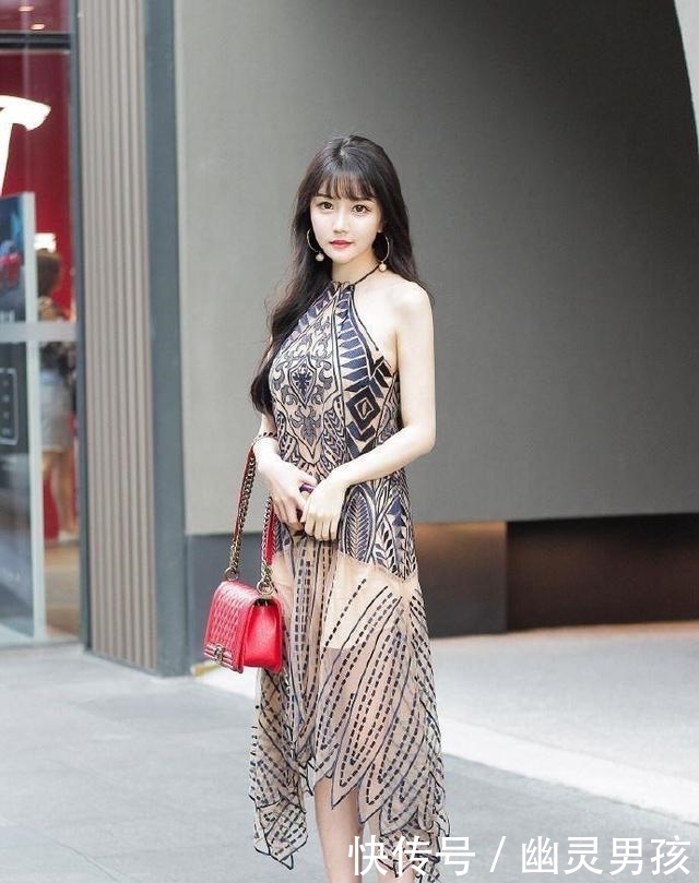 街拍:美女打扮穿着小清新范,显得很活泼,又有小女生的娇美!