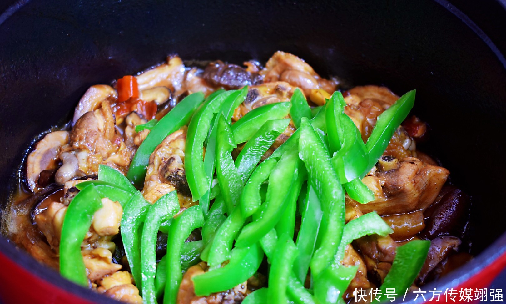 黄焖鸡家常做法,肉质滑嫩,味道鲜香比饭店还好吃,太香了