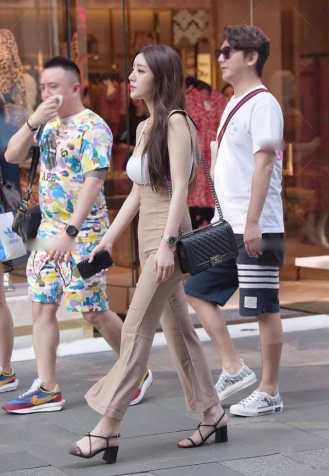 吊带上衣搭配卡其色套装高雅气质,束脚高跟鞋更是铸造了精致脚型