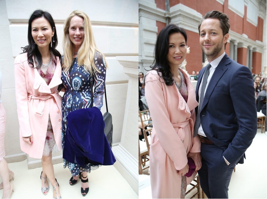 邓文迪的气质与众不同,穿一件粉色带内搭连衣裙,非常高级洋气