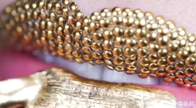 惊艳|全球最“奢侈”的口红,在嘴唇上涂满“黄金”,看上去非常的惊艳