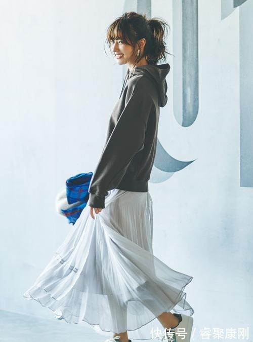 随性|卫衣+半裙=早秋最火混搭套路,时髦又有女人味