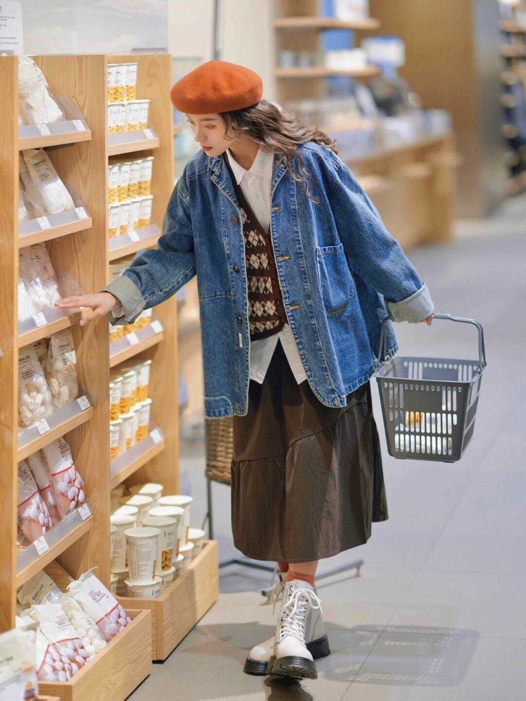 下半身|秋季如何穿搭?牛仔外套搭配半身裙,普通女生也能穿出高级感