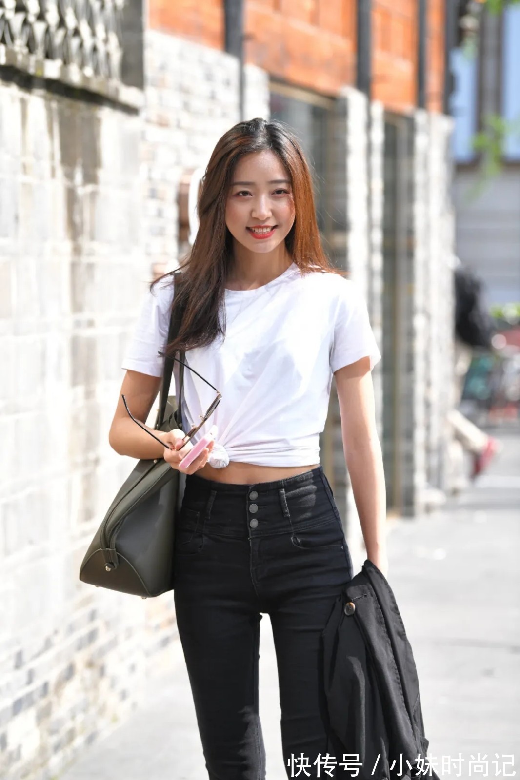 青春|基础款短袖T恤,搭配修身牛仔裤,简约时尚又显青春活力