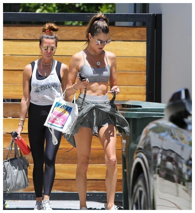 安布罗休|亚历山大·安布罗休:运动背心搭配运动短裤,腹肌惹眼身材超辣