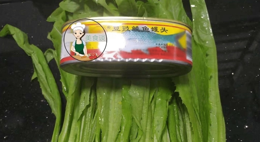 这青菜, 钙含量是莴笋的2倍, 配它一起炒, 清香脆嫩, 儿子吃撑了